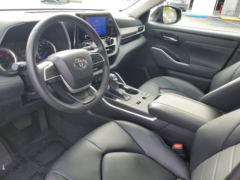 Certified 2024 Toyota Highlander XLE image 19
