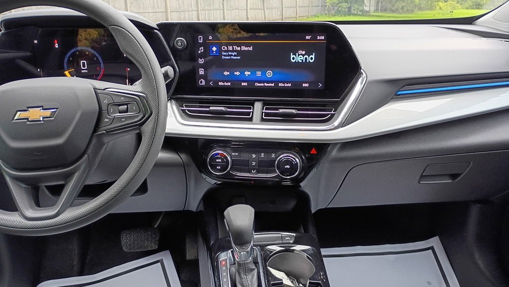 Used 2025 Chevrolet Trax LT w/ LPO, Blackout Package FWD image 11