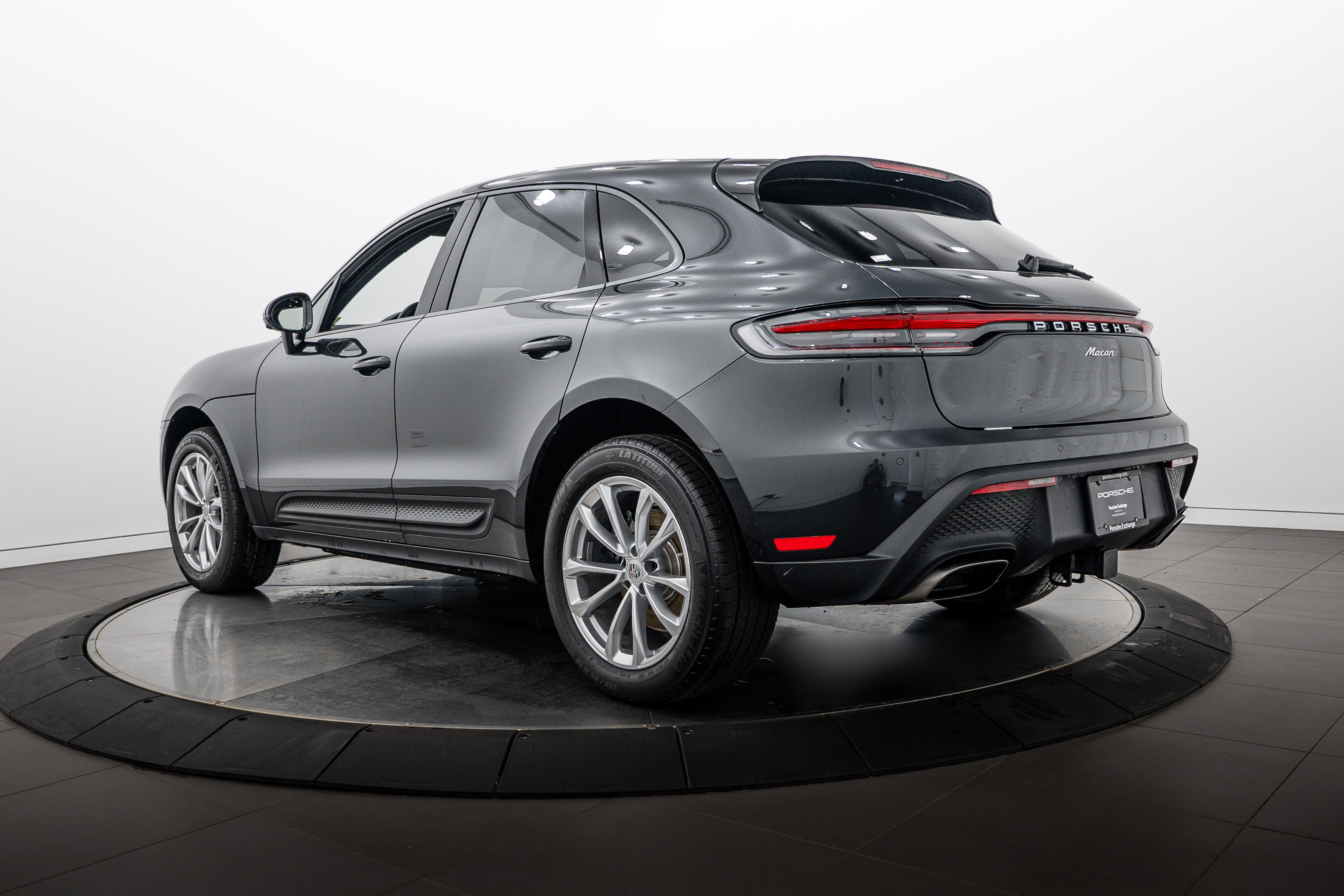 Certified 2026 Porsche Macan AWD/4WD image 3