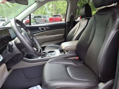 Used 2025 Kia Carnival FWD image 13