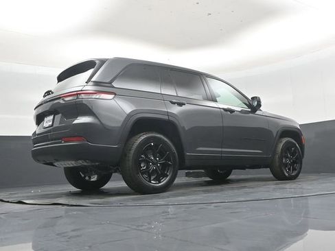 New 2025 Jeep Grand Cherokee Altitude image 40
