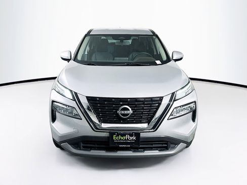 Used 2023 Nissan Rogue SV image 2