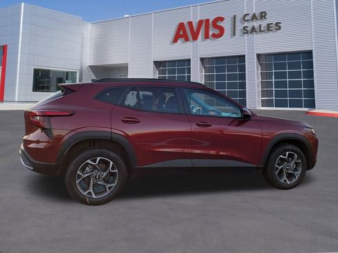 Used 2025 Chevrolet Trax LT w/ LT Convenience Package image 5