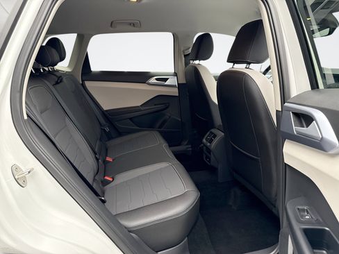 Used 2025 Volkswagen Taos SE image 18