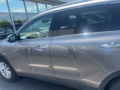 Used 2017 Kia Sorento FWD image 12
