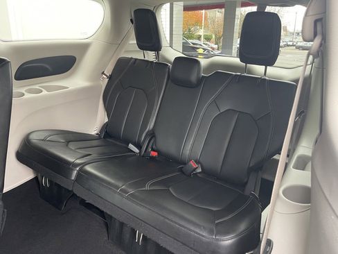 Used 2024 Chrysler Pacifica Touring-L image 46