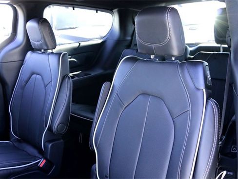 New 2026 Chrysler Pacifica Limited image 21