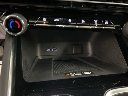 Used 2025 Chevrolet Traverse RS image 21