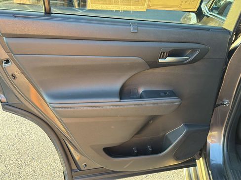 Used 2022 Toyota Highlander XLE FWD image 18