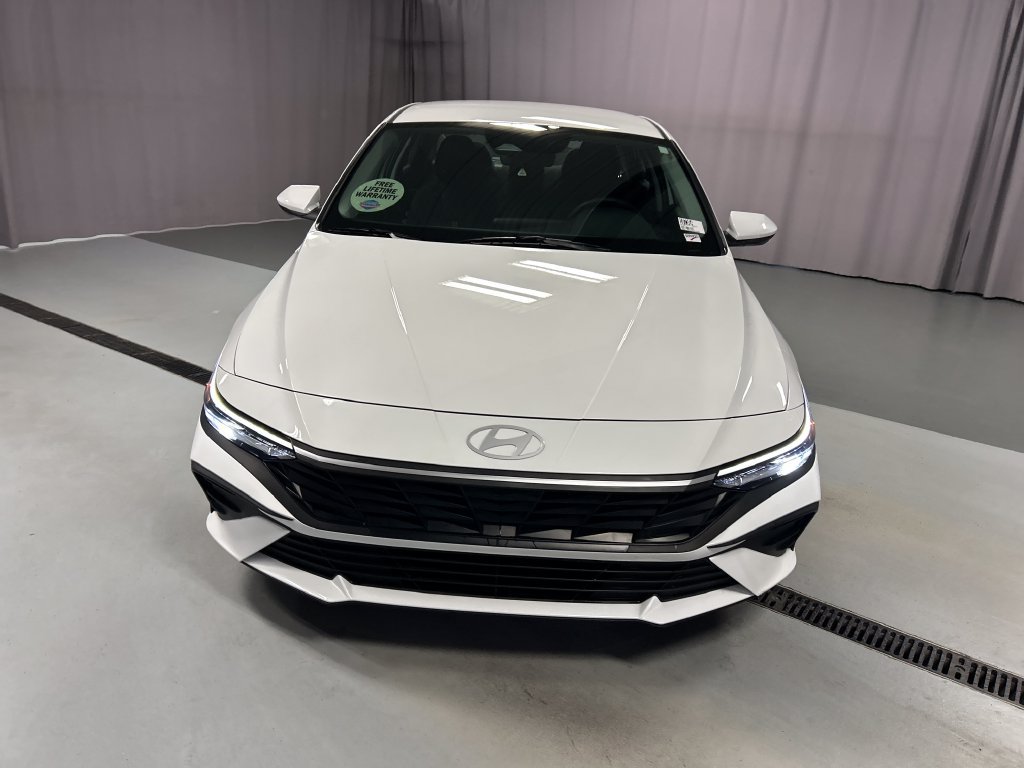 Used 2025 Hyundai Elantra SE FWD image 2