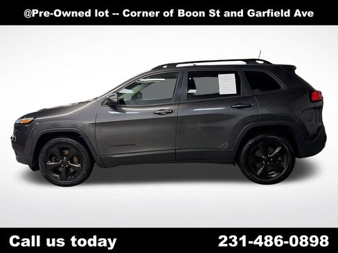 Used 2016 Jeep Cherokee Latitude w/ Cold Weather Group AWD/4WD image 2