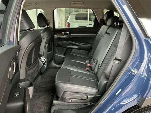 Used 2025 Kia Sorento S image 18