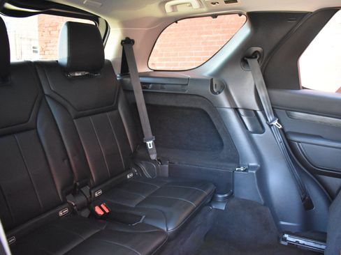 Used 2017 Land Rover Discovery HSE image 18