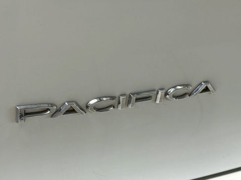 Used 2017 Chrysler Pacifica Touring-L image 13