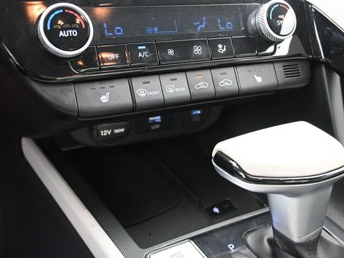 Used 2024 Hyundai Elantra Limited image 18