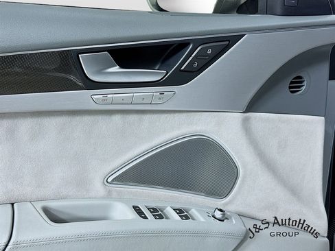 Used 2015 Audi S8 image 22