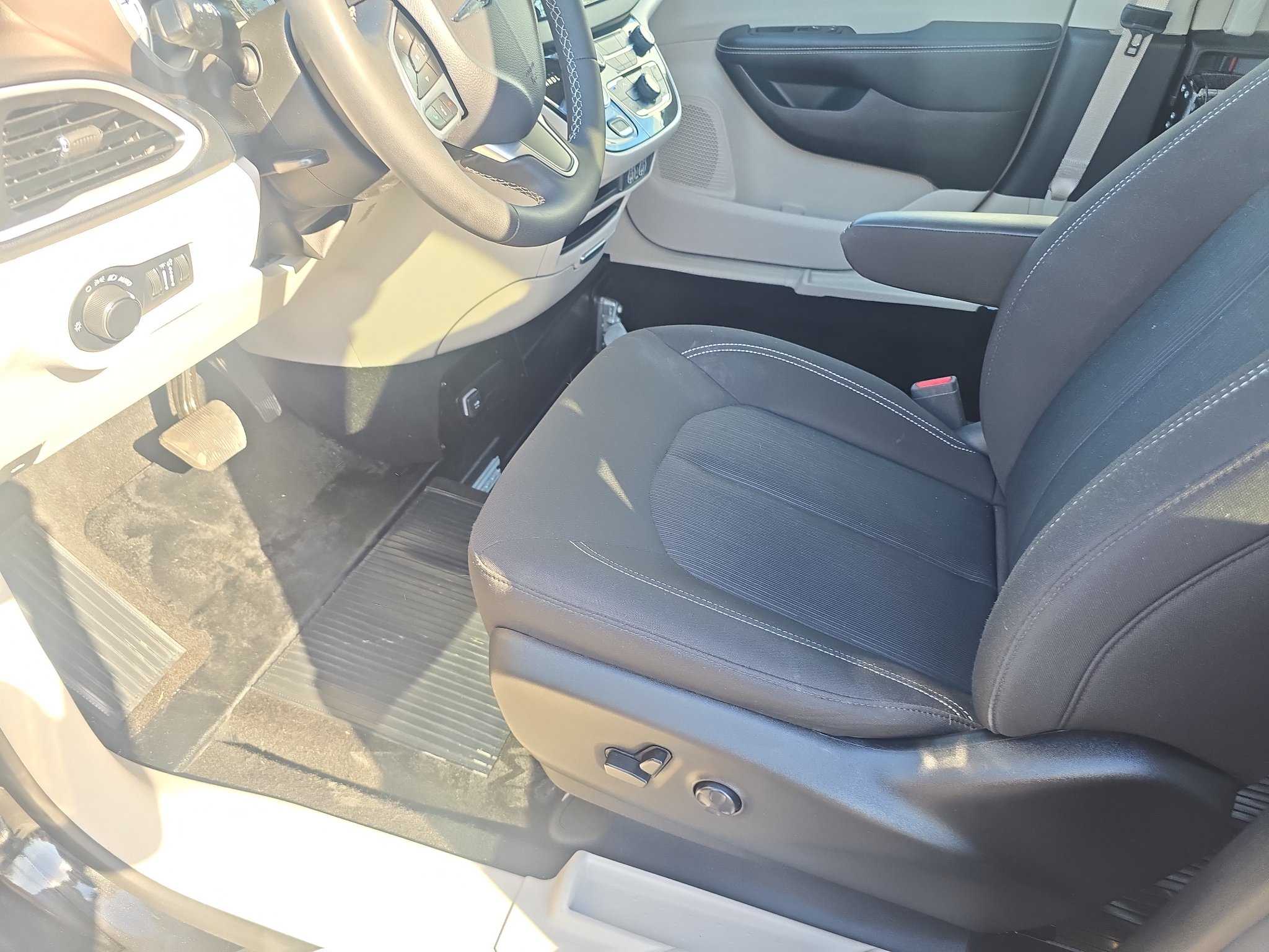 Used 2023 Chrysler Voyager LX FWD image 12