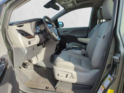 Used 2018 Toyota Sienna XLE image 12