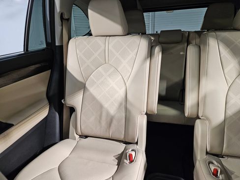 Used 2024 Toyota Highlander Platinum FWD image 12