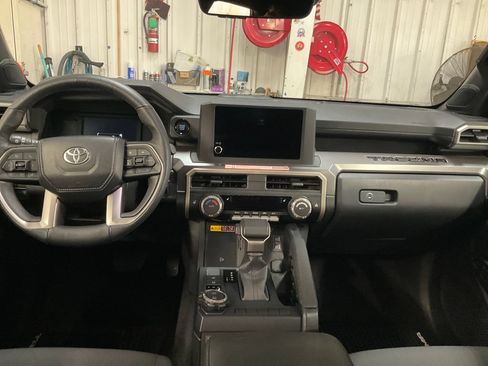 Certified 2025 Toyota Tacoma SR5 AWD/4WD image 16