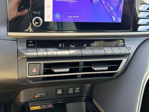 Used 2025 Toyota Camry SE image 5