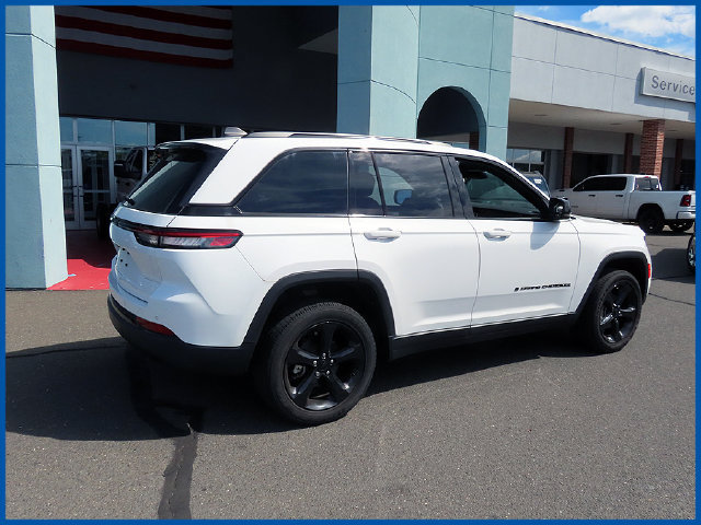 Used 2024 Jeep Grand Cherokee Altitude AWD/4WD image 7