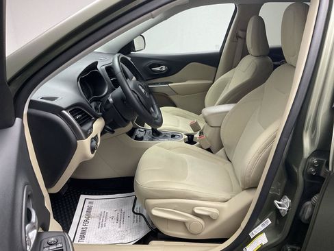 Used 2019 Jeep Cherokee Latitude w/ Cold Weather Group AWD/4WD image 12