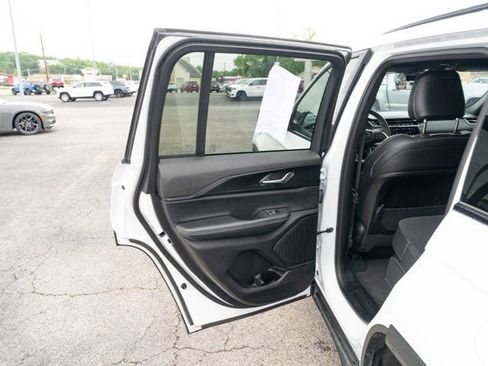 Used 2025 Jeep Grand Cherokee Altitude AWD/4WD image 11