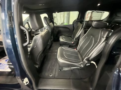Used 2025 Chrysler Pacifica Limited image 23