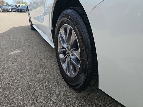 Used 2024 Toyota Sienna XLE AWD/4WD image 39