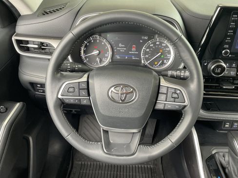 Used 2022 Toyota Highlander XLE image 9