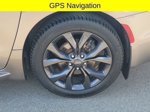 Used 2018 Chrysler Pacifica Touring-L w/ Premium Audio Group FWD image 6