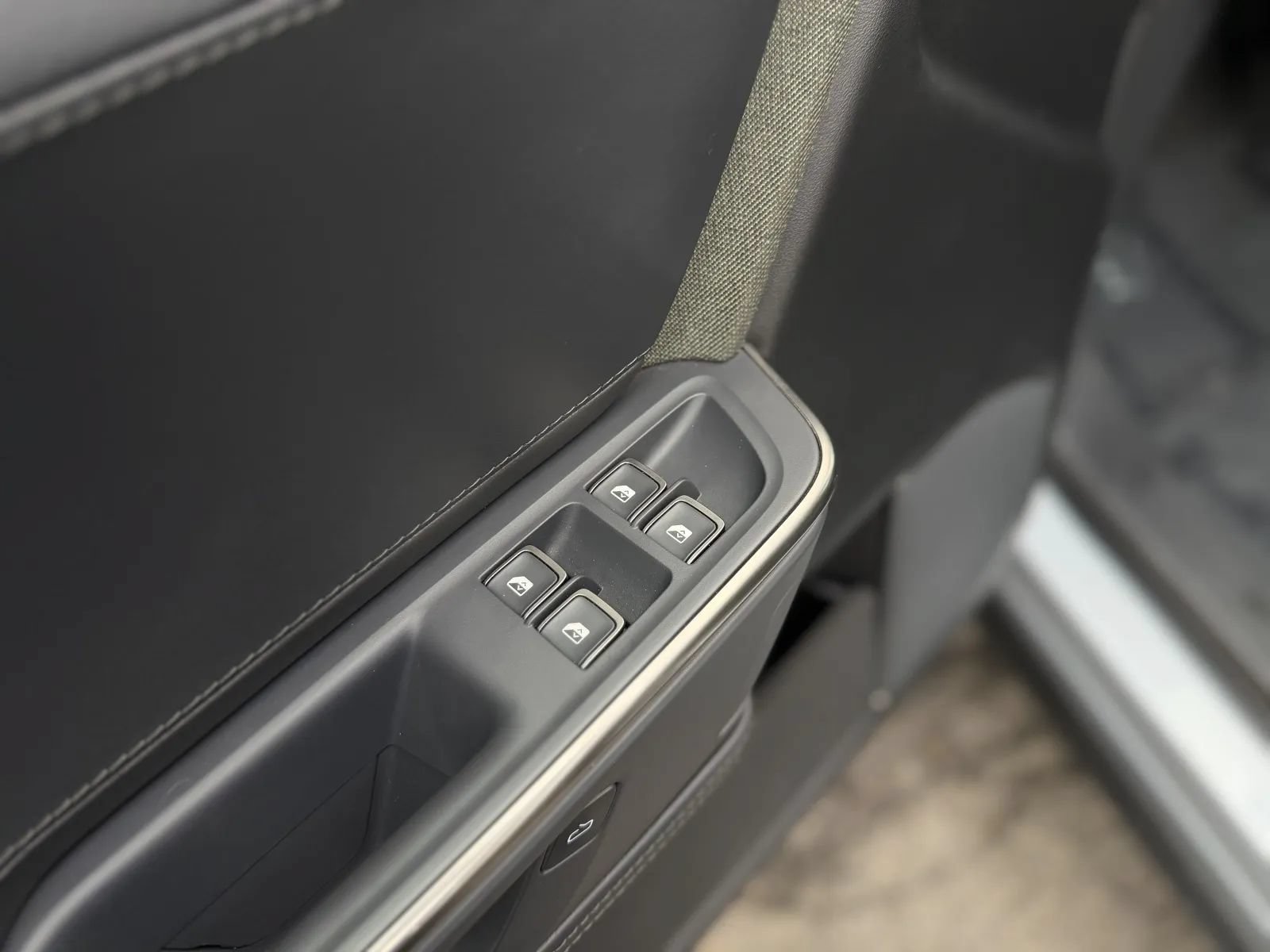 Used 2025 Rivian R1S Adventure Dual AWD/4WD image 27