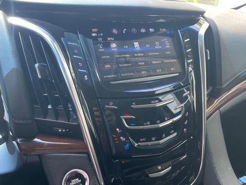 Used 2019 Cadillac Escalade Premium Luxury RWD image 13