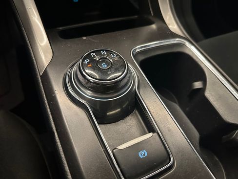 Used 2018 Ford Fusion SE w/ Fusion SE Technology Package FWD image 16
