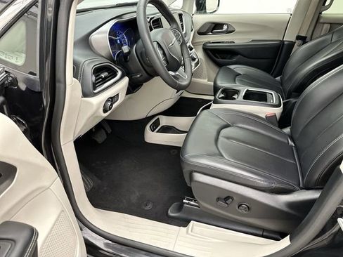 Used 2024 Chrysler Pacifica Limited FWD image 11
