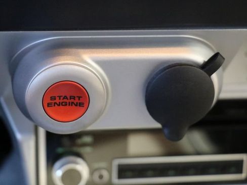 Used 2005 Ford GT RWD image 30