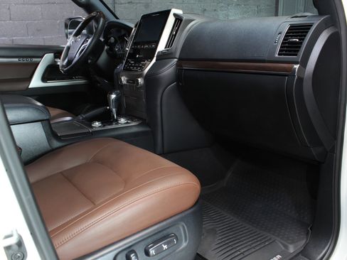 Used 2019 Toyota Land Cruiser w/ Four Season Floor Mat Package image 48