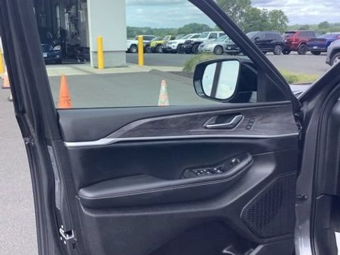 Certified 2023 Jeep Grand Cherokee L Limited AWD/4WD image 22