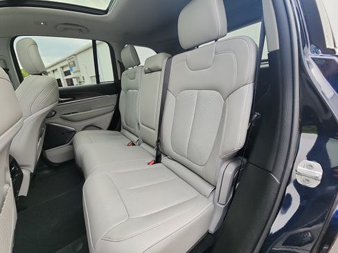 Used 2022 Jeep Grand Cherokee Overland AWD/4WD image 23