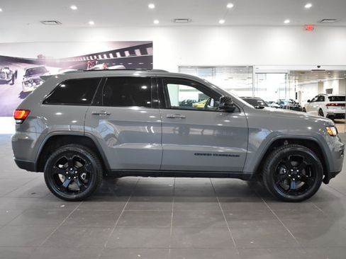 Used 2019 Jeep Grand Cherokee Laredo image 12