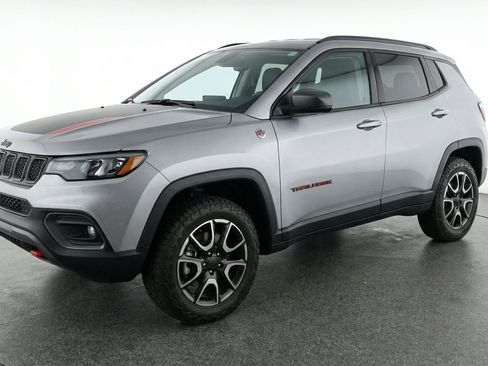 Used 2025 Jeep Compass Trailhawk AWD/4WD image 3