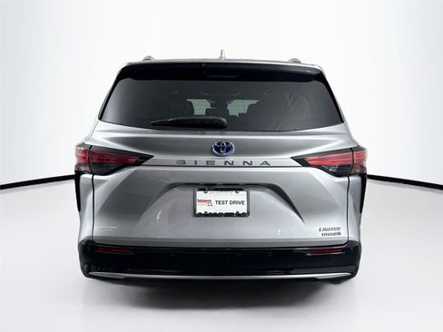 Certified 2023 Toyota Sienna Limited image 7