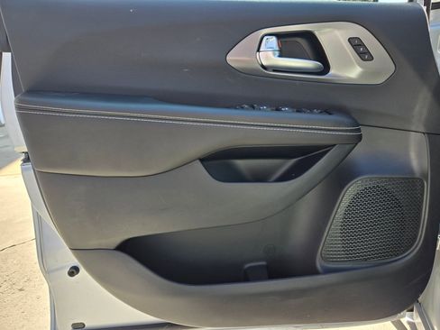 New 2026 Chrysler Pacifica Select image 21