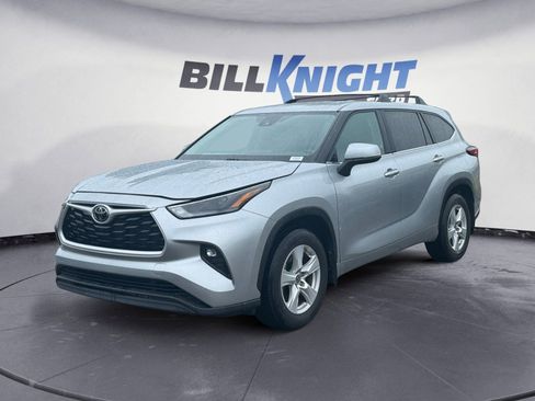 Used 2023 Toyota Highlander LE image 1