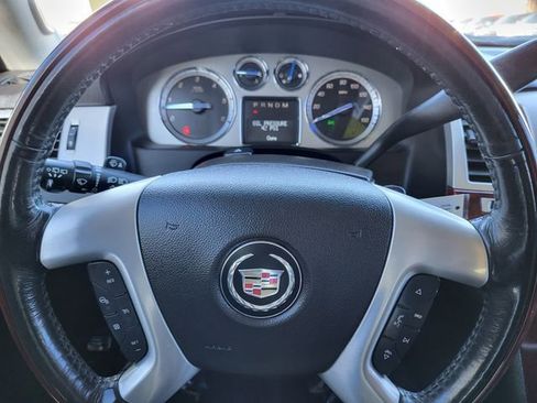 Used 2013 Cadillac Escalade Premium image 20