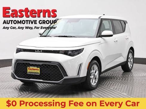 Used 2024 Kia Soul LX w/ Option Group 015 FWD image 1