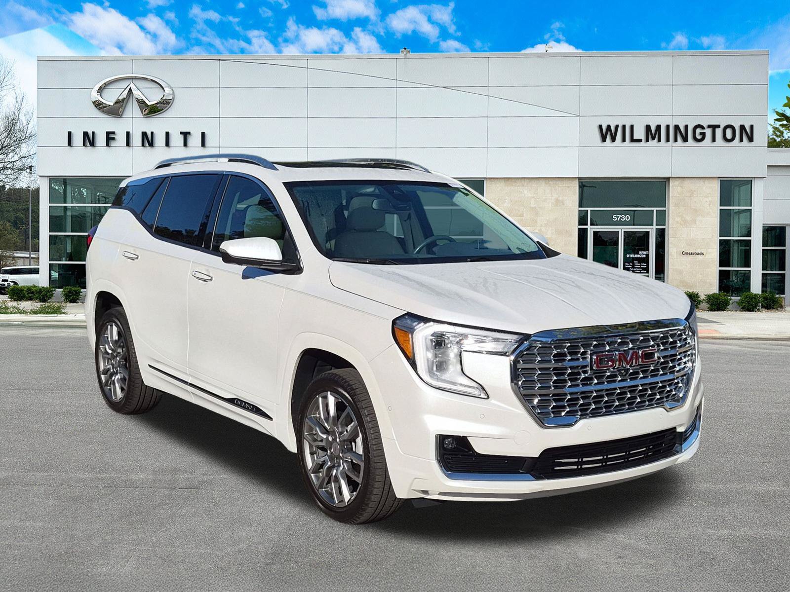 Used 2022 GMC Terrain Denali w/ Denali Premium Package AWD/4WD image 1