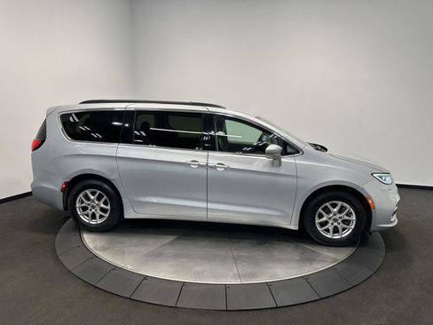 Used 2022 Chrysler Pacifica Touring-L FWD image 8