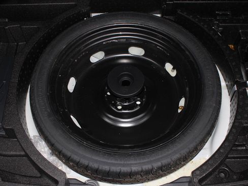 Used 2024 Volkswagen Taos SE image 9